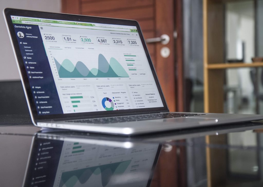 Ordinateur affichage dashboard statistiques